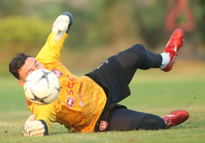 Văn Lâm khiến đồng đội ở Muang Thong United choáng về tài phản xạ