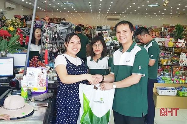 Doanh số thanh toán qua thẻ của Vietcombank Hà Tĩnh đạt 204 tỷ đồng