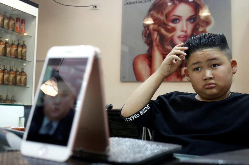 Tiệm cắt tóc miễn phí phong cách Trump - Kim ở Việt Nam lên báo nước ngoài