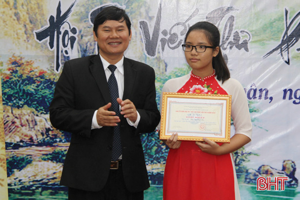 54 giáo viên, học sinh Nghi Xuân tranh tài viết thư pháp