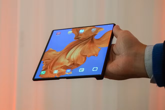 Ảnh thực tế Huawei Mate X - màn hình gập, 3 camera, hỗ trợ 5G