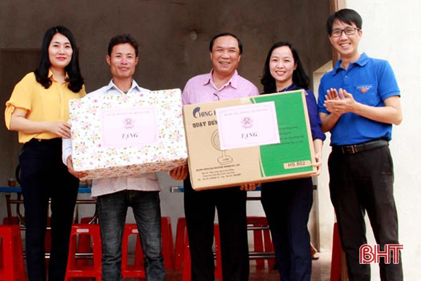 Phó Chủ tịch HĐND tỉnh Hà Tĩnh trao nhà nhân ái tại Thạch Hà