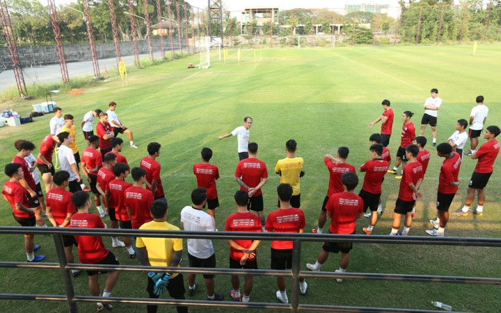 Văn Lâm khiến đồng đội ở Muang Thong United choáng về tài phản xạ