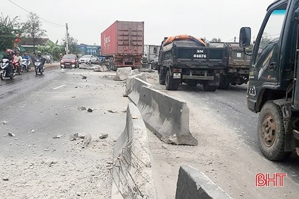 Xe đầu kéo đâm Camry, nhiều người thoát chết trong gang tấc