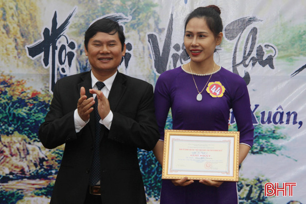 54 giáo viên, học sinh Nghi Xuân tranh tài viết thư pháp