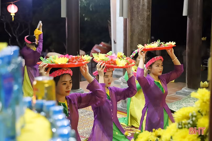 Độc đáo lễ hội cầu an, thả đèn hoa đăng trên sông Ngàn Phố