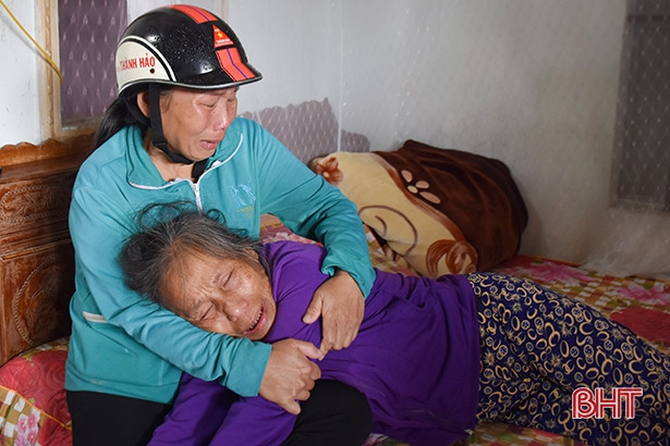 Cho thuyền cập bờ, 2 cha con rơi xuống biển cửa Nhượng mất tích