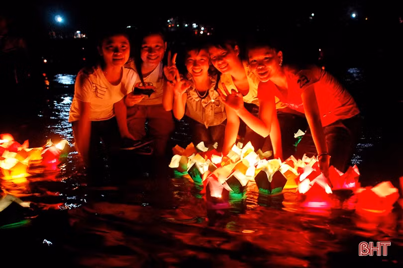 Độc đáo lễ hội cầu an, thả đèn hoa đăng trên sông Ngàn Phố