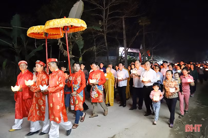 Độc đáo lễ hội cầu an, thả đèn hoa đăng trên sông Ngàn Phố