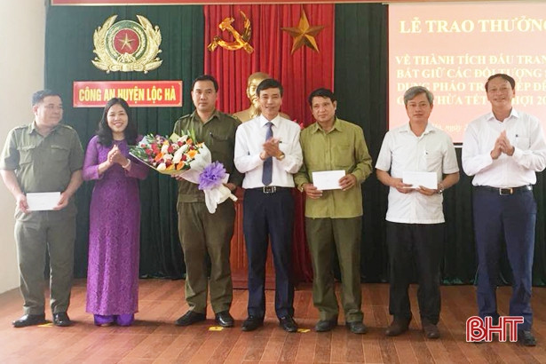 Khen thưởng các tập thể đảm bảo ANTT đêm giao thừa tại Lộc Hà