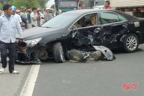 Xe đầu kéo đâm Camry, nhiều người thoát chết trong gang tấc