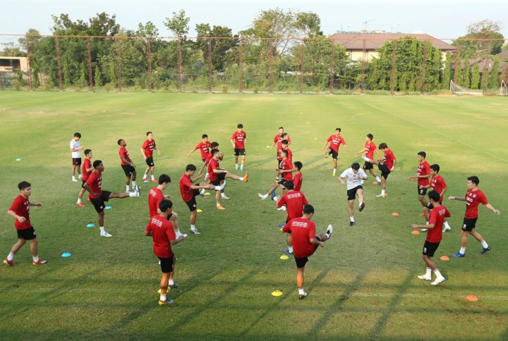 Văn Lâm khiến đồng đội ở Muang Thong United choáng về tài phản xạ