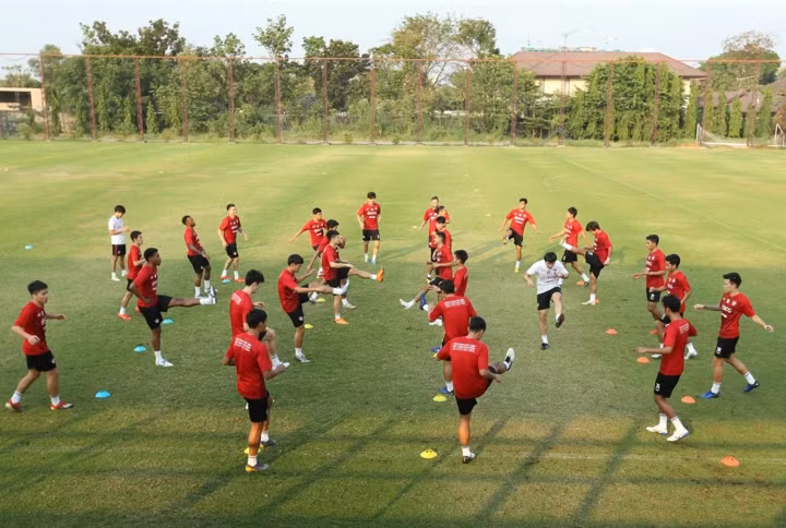Văn Lâm khiến đồng đội ở Muang Thong United choáng về tài phản xạ