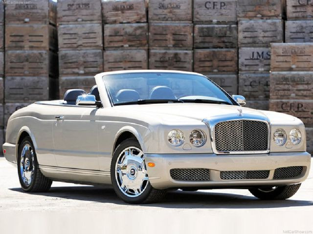 Bentley Azure màu vàng cát của ông chủ cà phê Trung Nguyên là chiếc xe có một không hai tại Việt Nam. Điểm danh bộ sưu tập siêu xe “khủng” nhất Việt Nam của đại gia Đặng Lê Nguyên Vũ