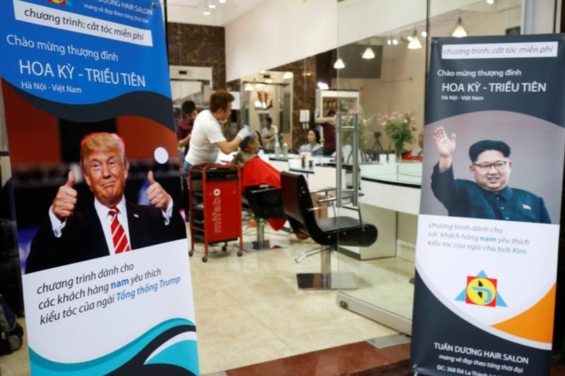 Tiệm cắt tóc miễn phí phong cách Trump - Kim ở Việt Nam lên báo nước ngoài