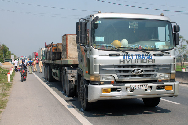 Xe container va chạm xe máy, 1 người nguy kịch