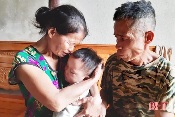 Mẹ tai nạn giao thông nguy kịch, con thơ 14 tháng tuổi khát sữa