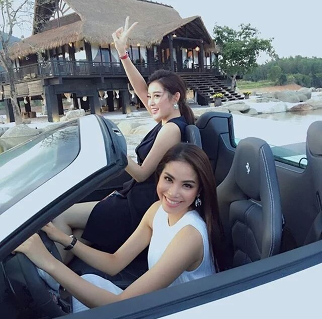 Phạm Hương (ngồi sau tay lái) cùng Huyền My thích thú bên siêu xe Ferrari 458 Spider. Điểm danh bộ sưu tập siêu xe “khủng” nhất Việt Nam của đại gia Đặng Lê Nguyên Vũ