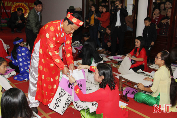 54 giáo viên, học sinh Nghi Xuân tranh tài viết thư pháp