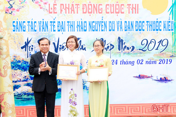 54 giáo viên, học sinh Nghi Xuân tranh tài viết thư pháp