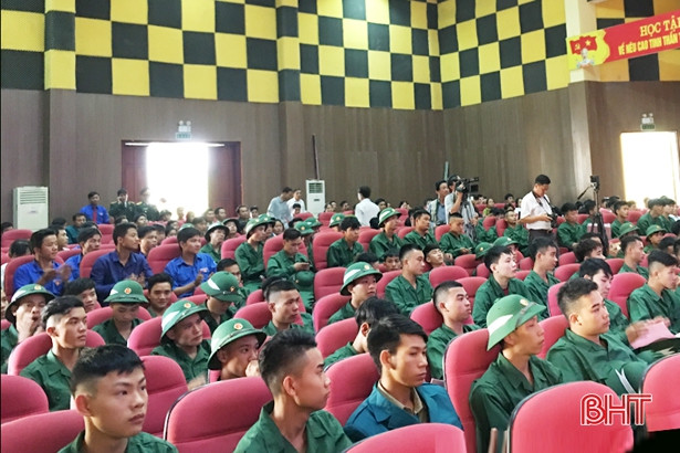Hương Khê gặp mặt, tiễn 109 tân binh lên đường nhập ngũ