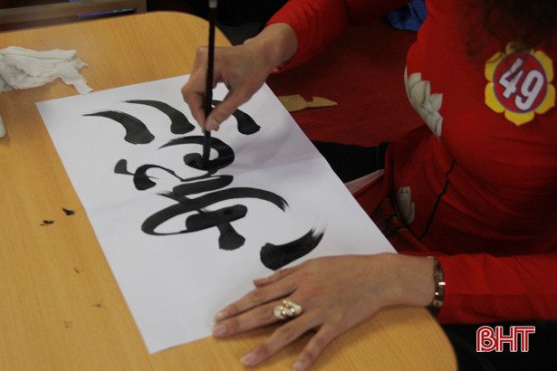 54 giáo viên, học sinh Nghi Xuân tranh tài viết thư pháp