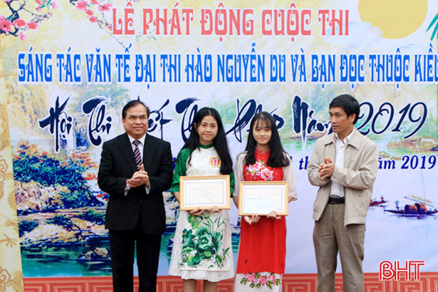 54 giáo viên, học sinh Nghi Xuân tranh tài viết thư pháp