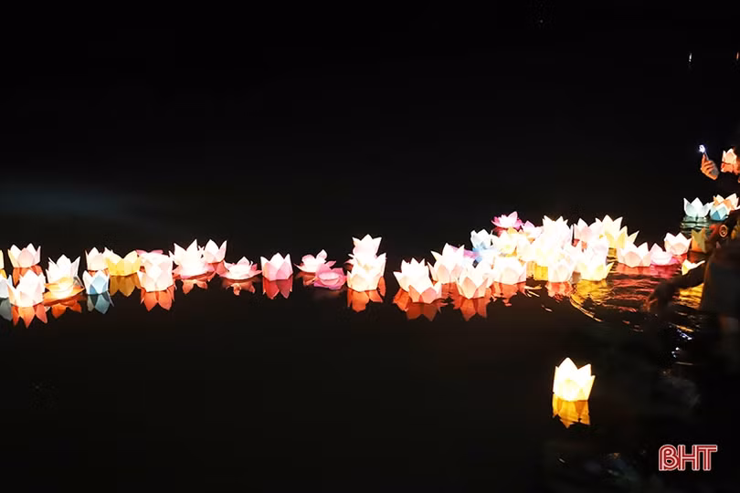 Độc đáo lễ hội cầu an, thả đèn hoa đăng trên sông Ngàn Phố