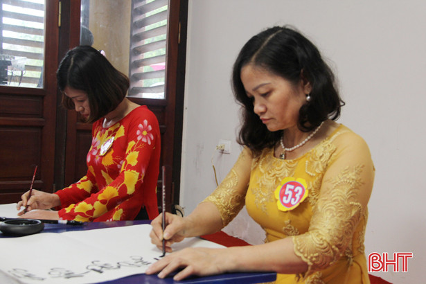 54 giáo viên, học sinh Nghi Xuân tranh tài viết thư pháp