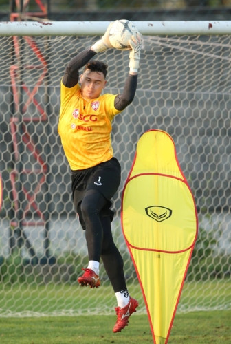 Văn Lâm khiến đồng đội ở Muang Thong United choáng về tài phản xạ