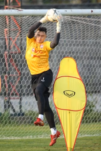 Văn Lâm khiến đồng đội ở Muang Thong United choáng về tài phản xạ