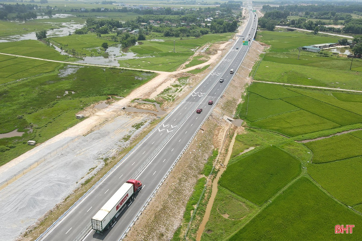 Tuyến cao tốc từ Bãi Vọt tới Vũng Áng dài gần 90 km được đưa vào khai thác từ 18h ngày 28/4 đã tạo thuận lợi cho phương tiện lưu thông. bqbht_br_cao-toc-thong-xe-3.jpg