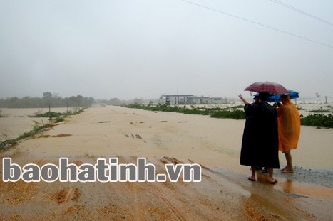 Quốc lộ 8A bị nước sông Ngàn Phố nhấn chìm nhiều điểm Quốc lộ 8A bị nước sông Ngàn Phố nhấn chìm nhiều điểm