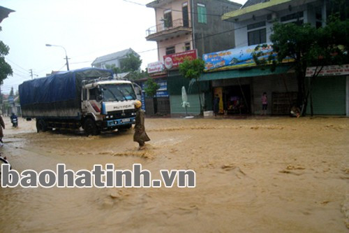 Ngay cả thị trấn Phố Châu, đến 15h chiều nay, cũng không thoát lũ Ngay cả thị trấn Phố Châu, đến 15h chiều nay, cũng không thoát lũ