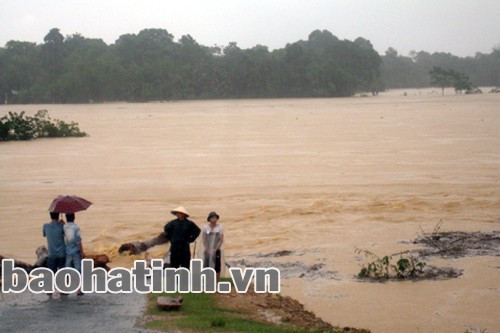Nhiều tuyến đường liên xã ở Hương Sơn bị lũ chia cắt Nhiều tuyến đường liên xã ở Hương Sơn bị lũ chia cắt