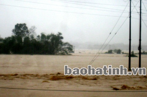 Hàng nghìn hộ dân ở vùng hạ Hương Sơn chìm trong lũ Hàng nghìn hộ dân ở vùng hạ Hương Sơn chìm trong lũ