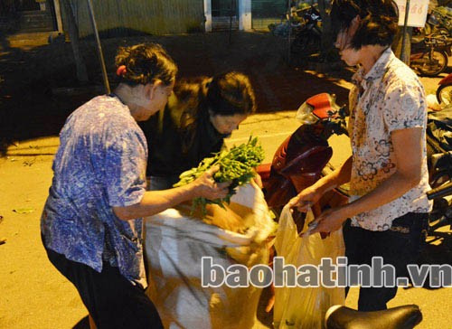 Ở một góc chợ Hà Tĩnh, hàng trăm phụ nữ không ngủ đang cần mẫn với cuộc mưu sinh Ở một góc chợ Hà Tĩnh, hàng trăm phụ nữ không ngủ đang cần mẫn với cuộc mưu sinh