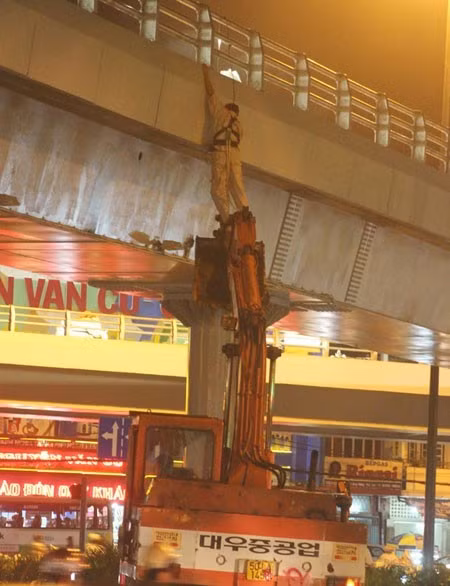 Công nhân đơn vị thi công làm việc suốt ngày đêm, hoàn thành công trình vượt tiến độ.