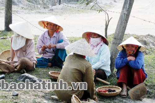 Lao động nữ làm việc tại các mỏ đá - môi trường hết sức nguy hiểm nhưng hầu như không được trang bị bảo hộ lao động và đóng nộp BHXH. Lao động nữ làm việc tại các mỏ đá - môi trường hết sức nguy hiểm nhưng hầu như không được trang bị bảo hộ lao động và đóng nộp BHXH.