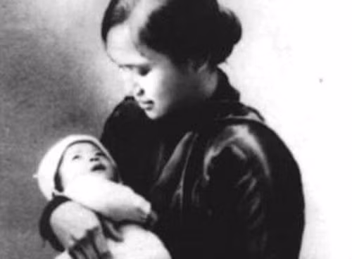 Cụ Tiến trở thành ân nhân của gia đình Đại tướng khi đưa hai mẹ con Nguyễn Thị Quang Thái, Võ Hồng Anh lên tàu từ Vinh vào Quảng Bình. Ảnh tư liệu