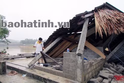 Lở bờ sông Ngàn Trươi tại thị trấn khiến nhà cửa đổ sập Lở bờ sông Ngàn Trươi tại thị trấn khiến nhà cửa đổ sập