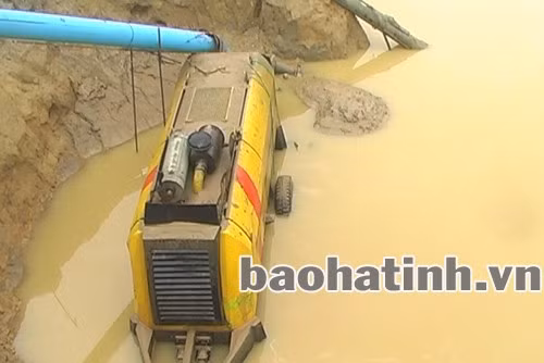 Sau hàng chục giờ chìm trong nước lũ, sáng nay, các phương tiện, máy móc tại công trình đầu mối Ngàn Trươi được đưa lên Sau hàng chục giờ chìm trong nước lũ, sáng nay, các phương tiện, máy móc tại công trình đầu mối Ngàn Trươi được đưa lên
