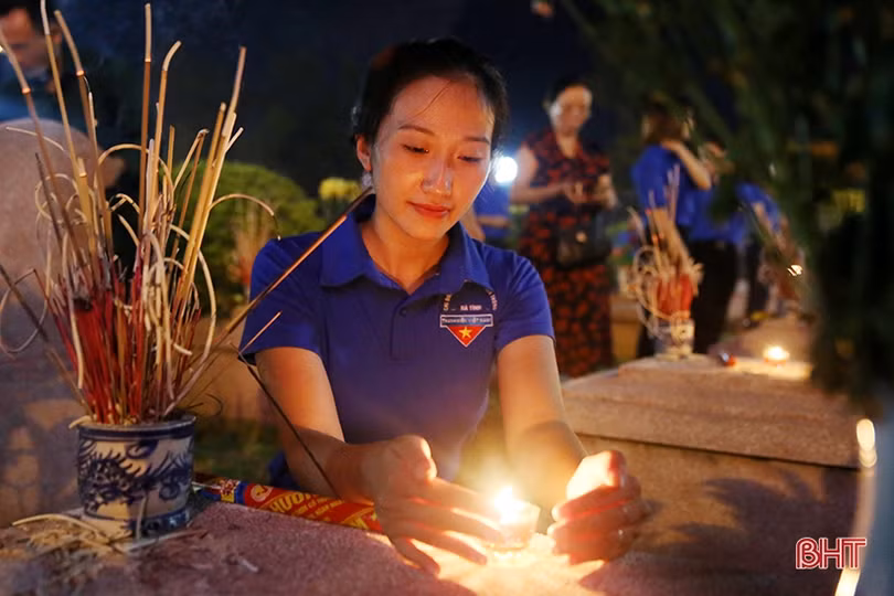Ngàn ngọn nến bừng sáng trên mộ liệt sỹ ở Hà Tĩnh