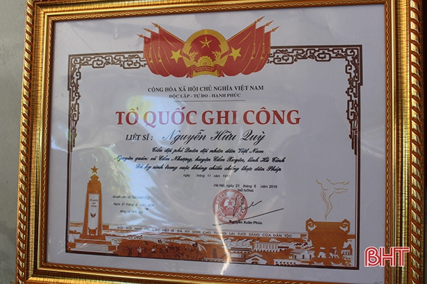 Gia đình liệt sỹ Nguyễn Hữu Quỳ đón nhận bằng Tổ quốc ghi công 