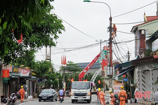 Nơi nào dân hiến đất, nơi đó có Điện lực Hương Sơn chỉnh trang lưới điện