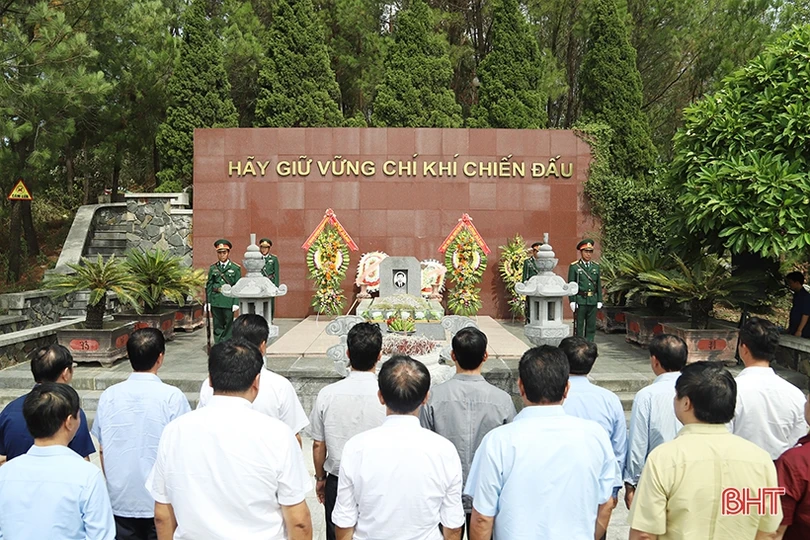 Đoàn cán bộ tỉnh Hà Giang dâng hương tại các “địa chỉ đỏ” của Hà Tĩnh