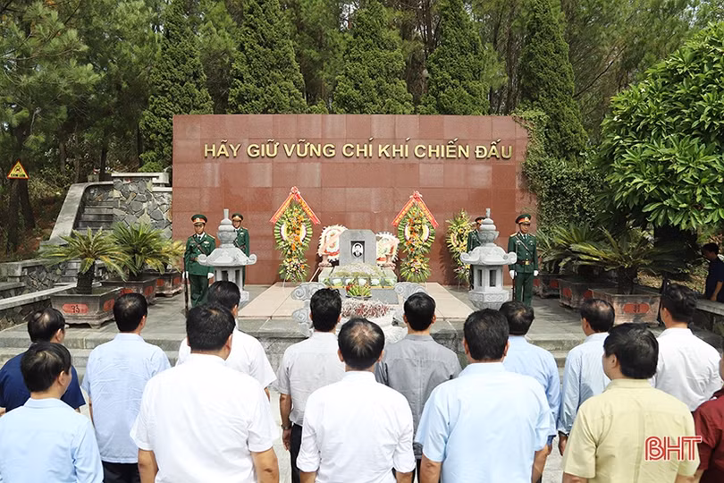 Đoàn cán bộ tỉnh Hà Giang dâng hương tại các “địa chỉ đỏ” của Hà Tĩnh