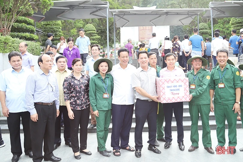 Đoàn cán bộ tỉnh Hà Giang dâng hương tại các “địa chỉ đỏ” của Hà Tĩnh