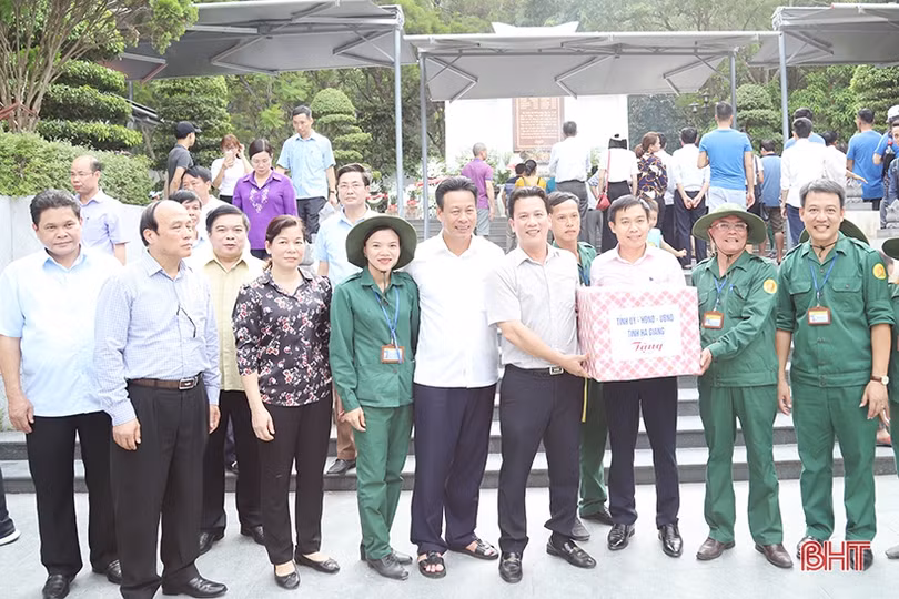 Đoàn cán bộ tỉnh Hà Giang dâng hương tại các “địa chỉ đỏ” của Hà Tĩnh