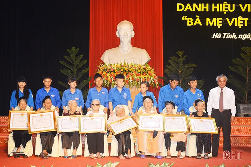 “Ghi khắc trong lòng hình dáng mẹ ngồi trông”